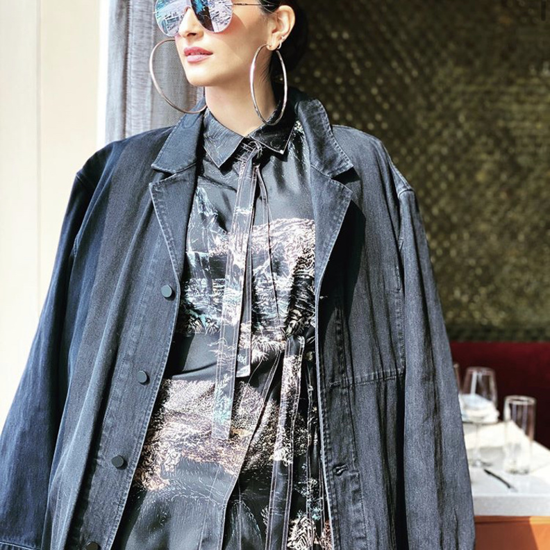 سونام كابور بإطلالة عصرية أنيقة في أحدث ظهور لها 