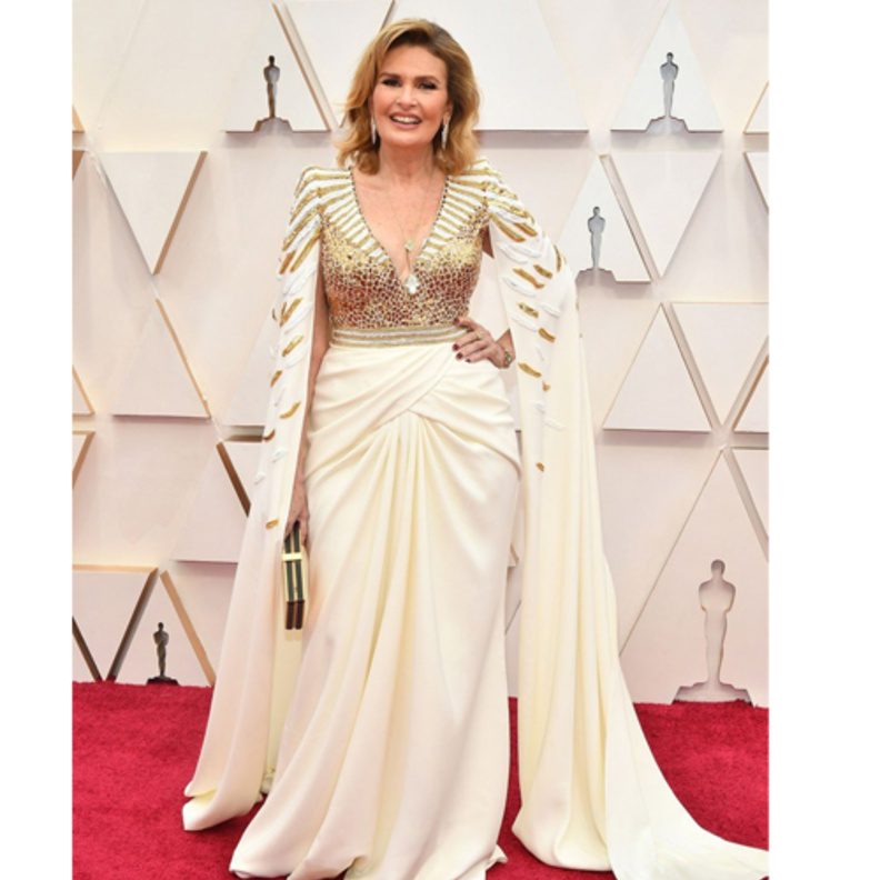 اختارت Molly Sims فستان حريري مع تفاصيل الشك على الجهة العليا للتصميم وتفاصيل الاقمشة المتداخلة من الخلف من توقيع زهير مراد Zuhair Murad