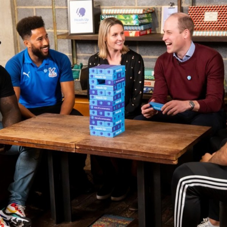 ويليام يلعب مع لابي كرة القدم لعبة Jenga 