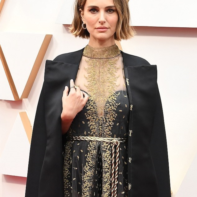 ناتالي بورتمان تدعم المخرجات النساء بموضة الكاب الاسود مع تطريز أسماء هؤلاء المخرجات على جهة واحدة من أطراف الكاب