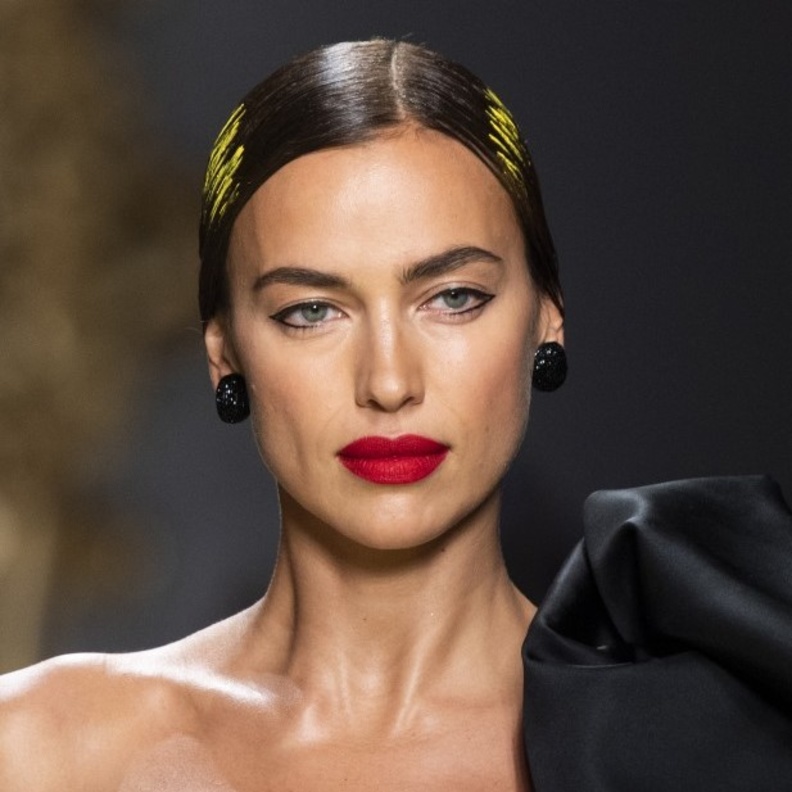 لا تترددي باختيار أحمر الشفاه الأحمر العنابي في يوم الحب