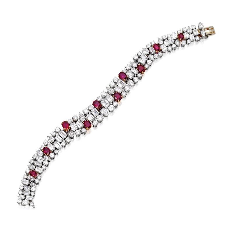 سوار عريض فاخر مزين بأحجار الألماس والروبي قطع قلب من Graff