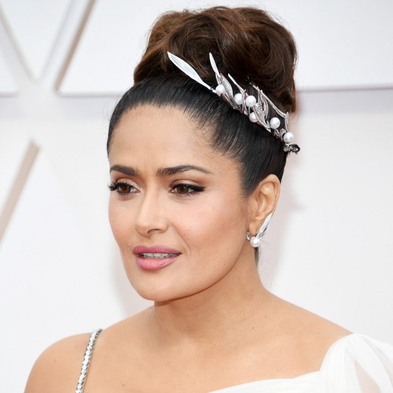 سلمى حايك بتسريحة الكعكة مع الاكسسوار الجانبي