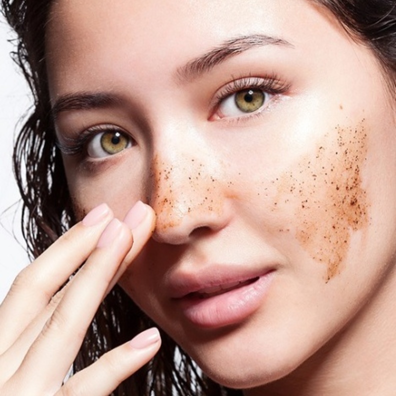 تعرفي الى طريقة عمل سكراب القهوة والعسل