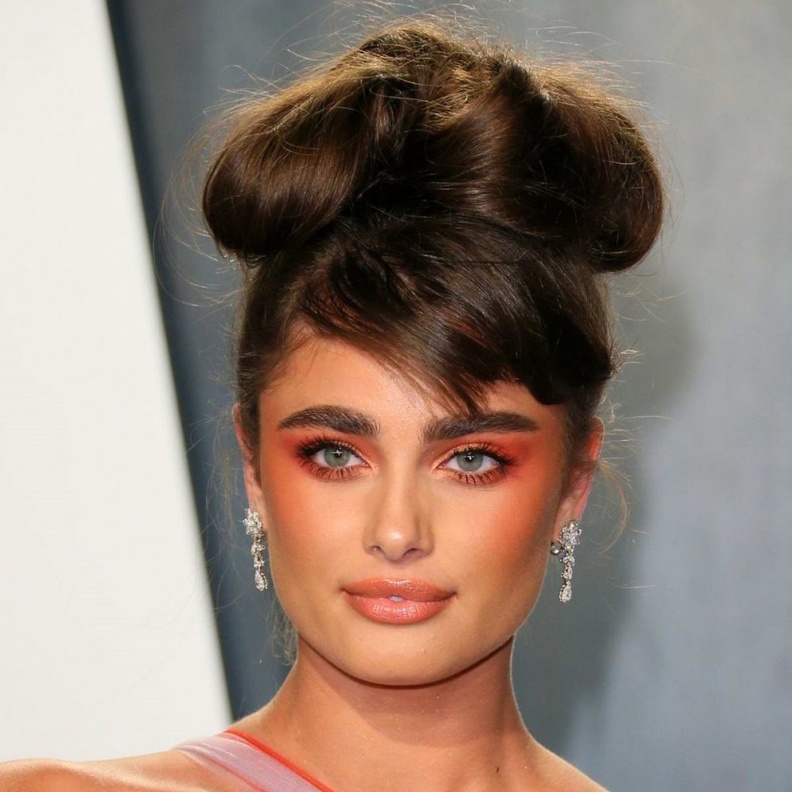 إطلالة جمالية جريئة اختارتها taylor hill