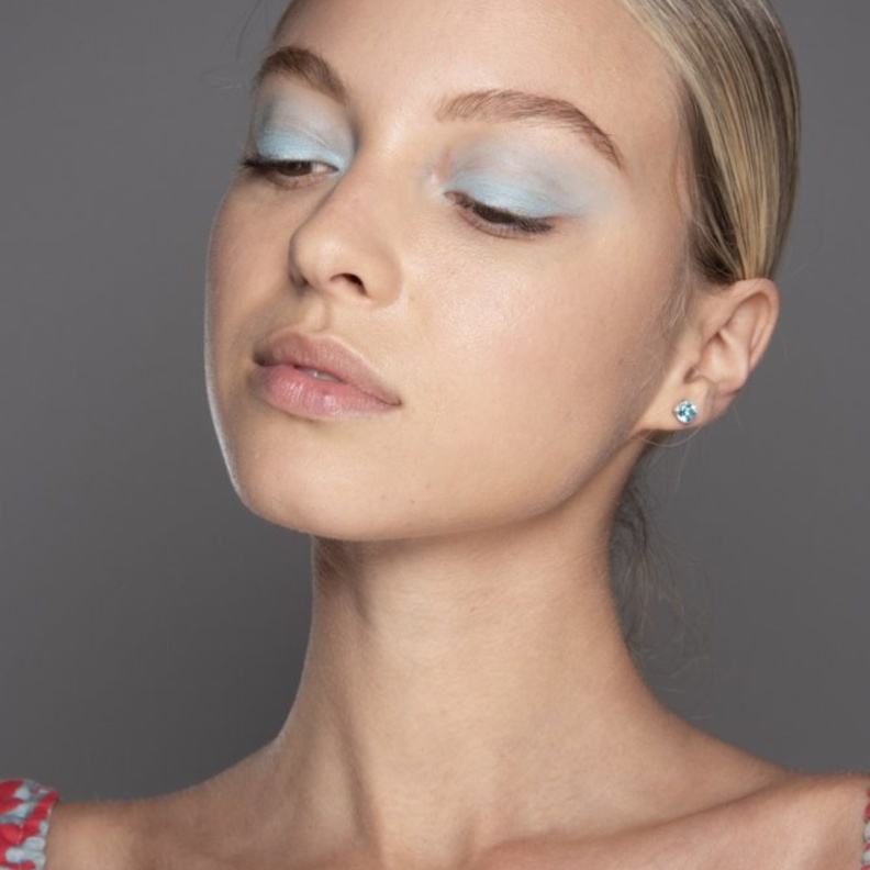 أدخلي الظلال الأزق على عينيك بهذه الطريقة