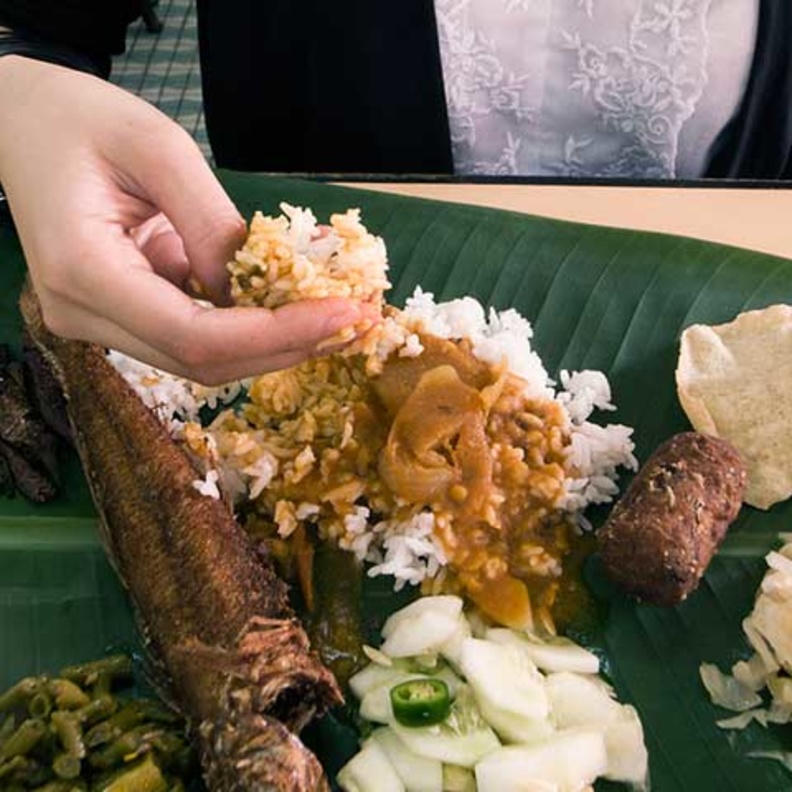  تناول الطعام باليد يجعل مذاقه أفضل