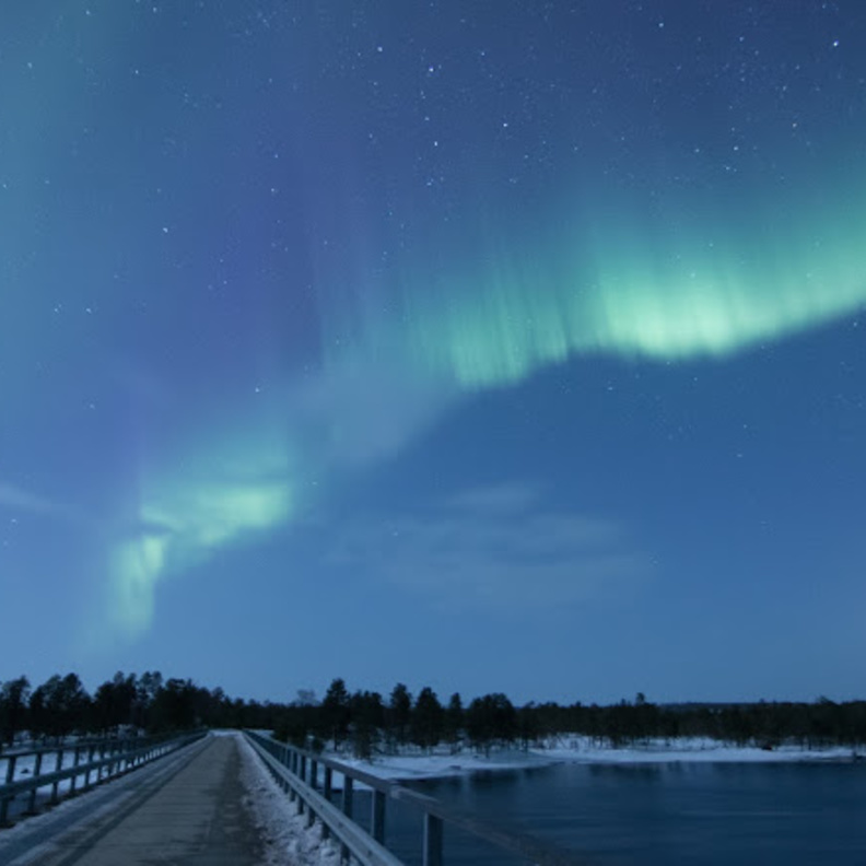 اضواء الشمال في بحيرة ايناري