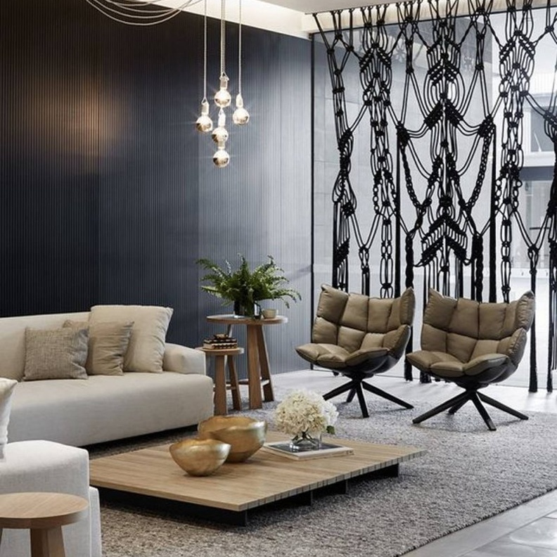 جدار بسيط من الزجاج يحدد غرفة الطعام