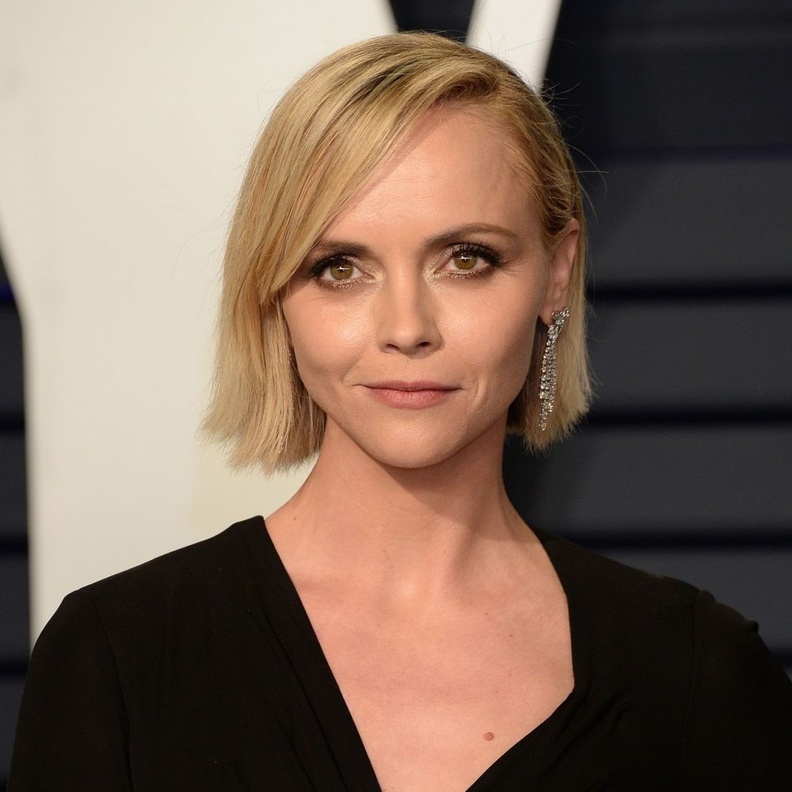 المكياج السموكي يبرز جمال عينيها