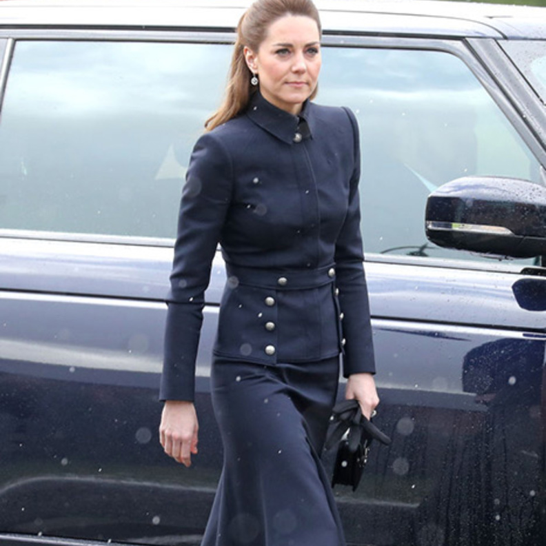 أكملت اللوك بجزمة سوداء مخملية من ماركة رالف لورين