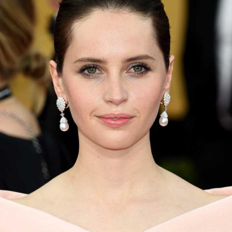 فيليسيتي جونز بزوج من الأقراد الأنيقة المصنوعة من اللؤلؤ من ماركة  Chanel