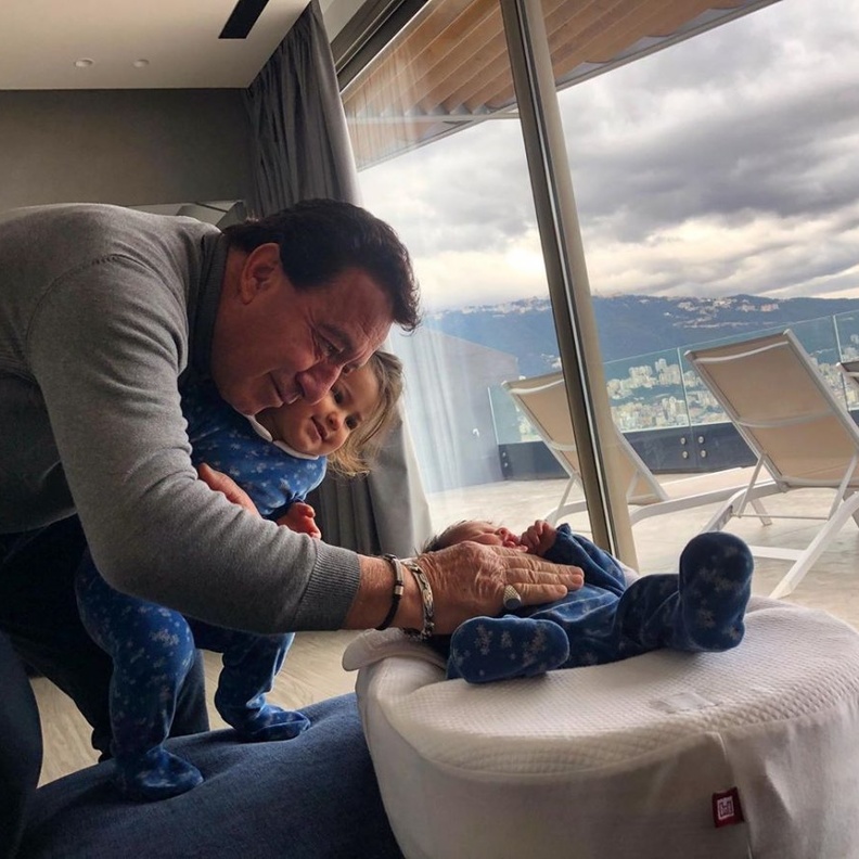 صورة حميمة تجمع والد وسام بريدي بحفيدتيه بيلا ماريا وآية صوفيا