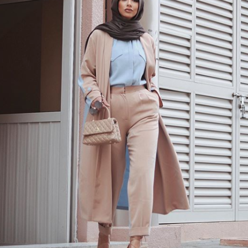 اطلالة أنيقة باللون البيج نسقتها سهى