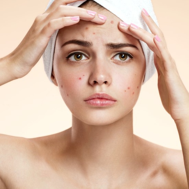 تجنبي وضع مكياجك يومياً لإستراحة البشرة وتنظيفها