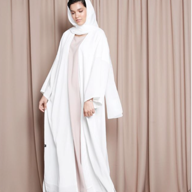 الأبيض الراقي مع تطريزات ناعمة وملونة بتصميم من عبايات Feradje