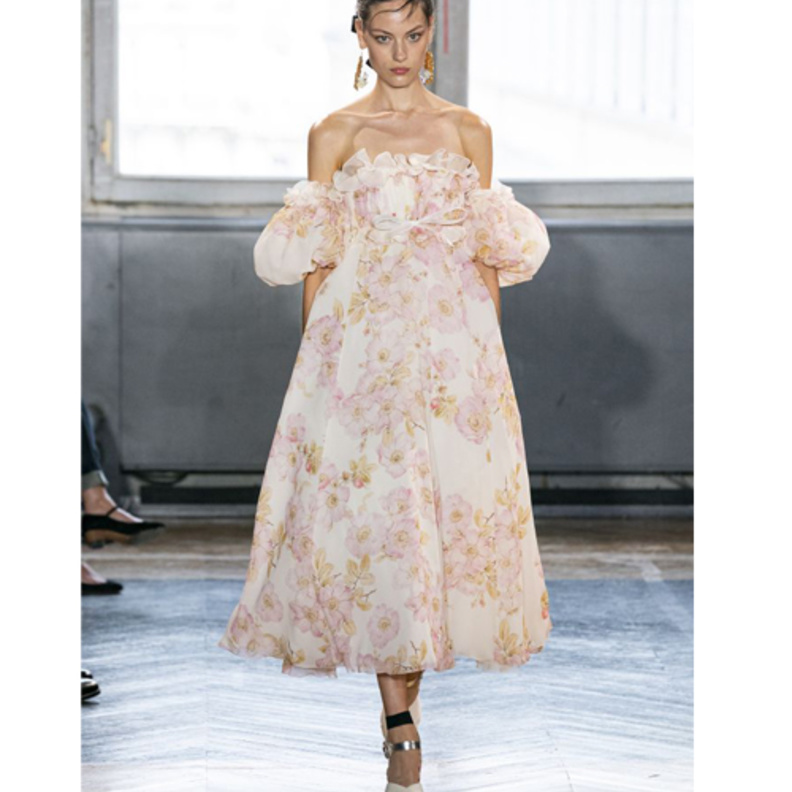 فساتين سهرة ناعمة اوف شولدر استوحي منها اطلالتك في عيد الحب 2020 من Alexander McQueen