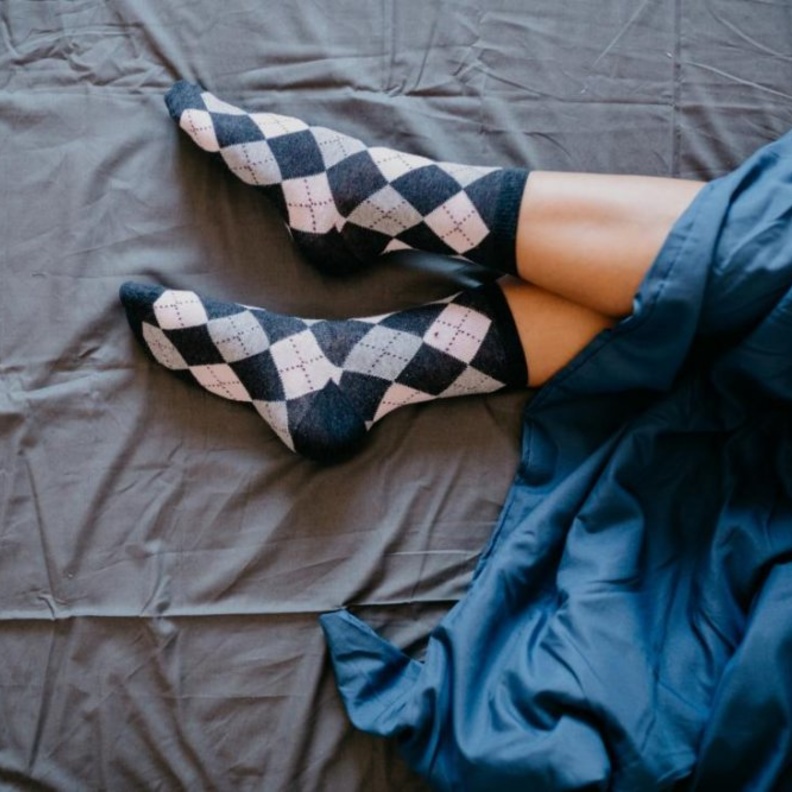  ارتداء الجوارب يساعد على النوم الصحي