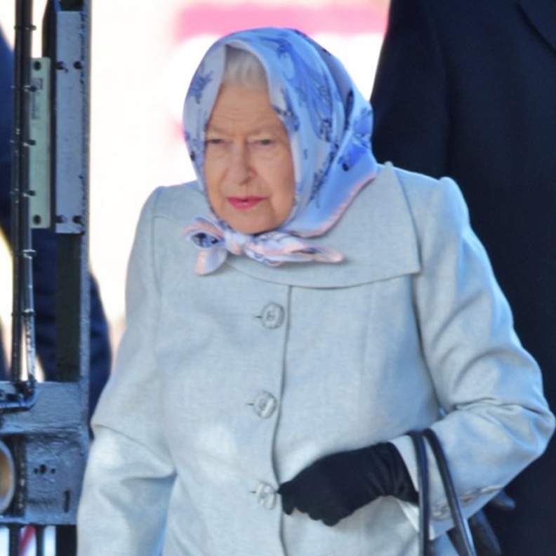 ملكة بريطانيا تستقل قطار متجها إلى لندن