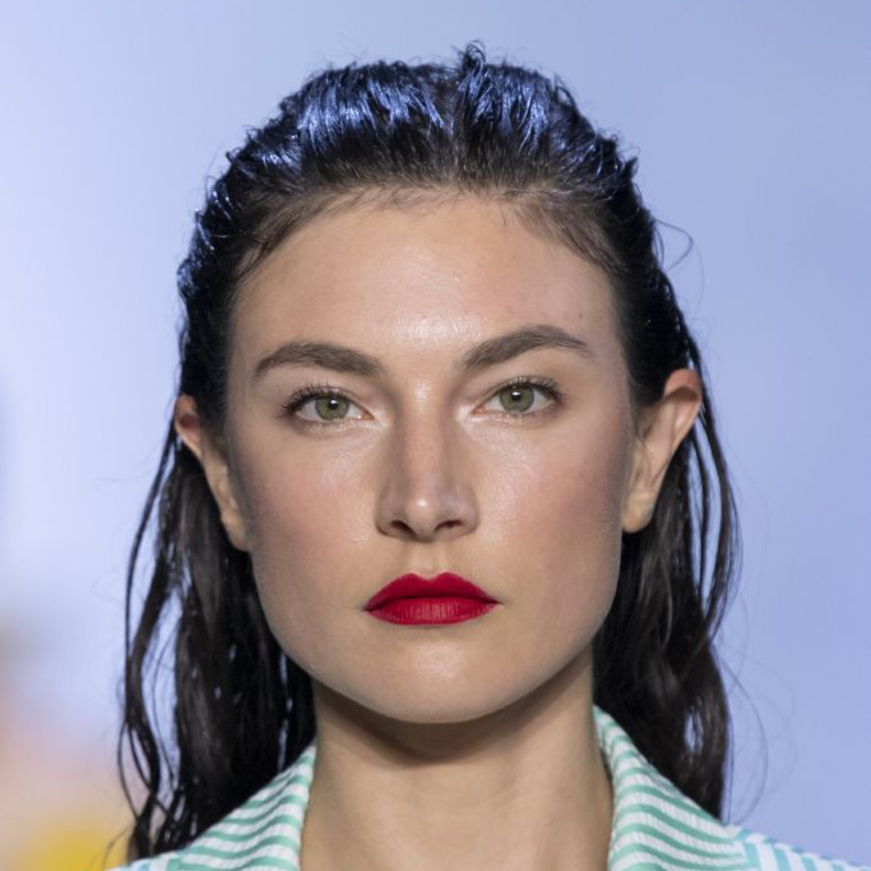 احدث الوان احمر شفاه قوي وجريء بتدرجات لماعة لعيد الحب 2020 من وحي Sies Marjan