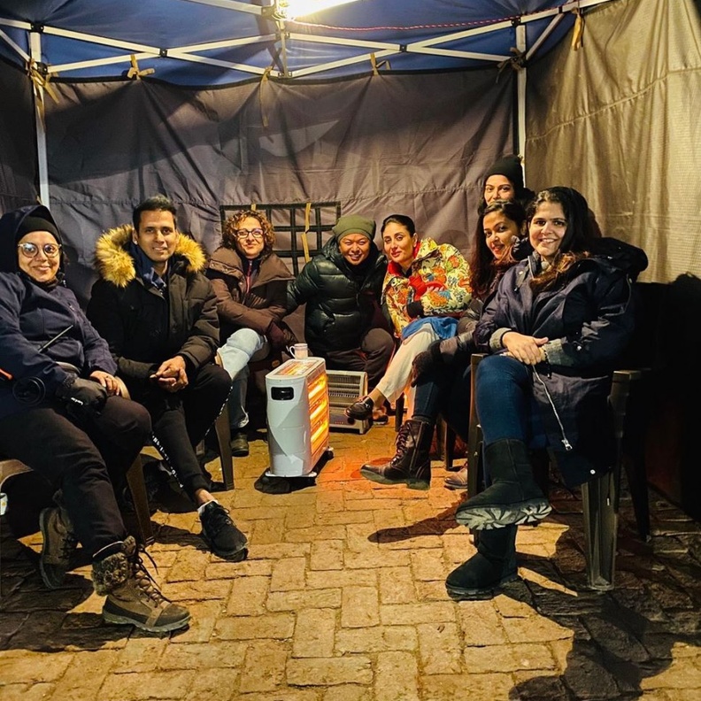 كارينا كابور وفريق عمل فيلمها يحتمون من البرد بخيمة ومدفئة
