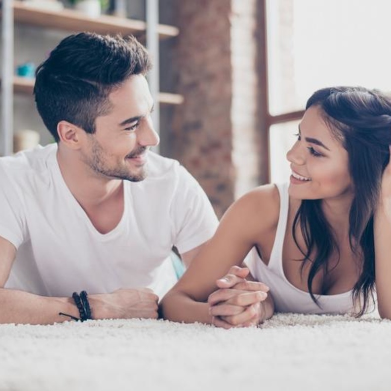 5 أفعال تعزز الرومانسية بين الزوجين