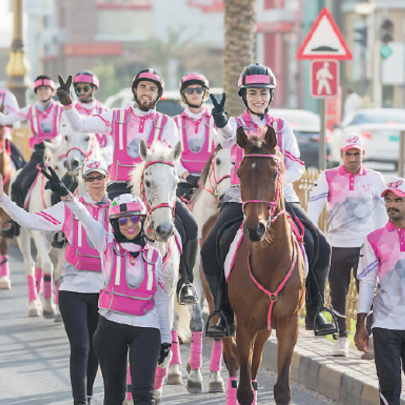 مسيرة فرسان القافلة الوردية