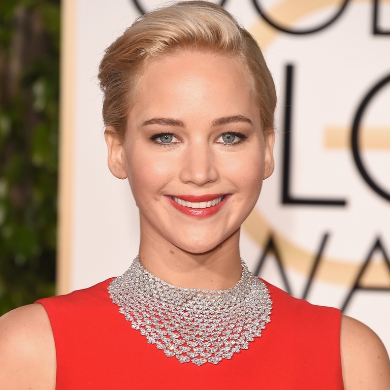 جينيفر لورانس بإطلالة جذابة بزوج من الأقراط الأنيقة من ماركة Beladora