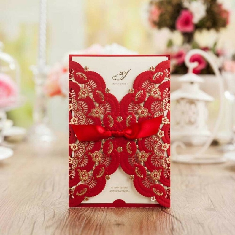 ارفقي الكروت الحمراء مع وردة خاصة بالكارت