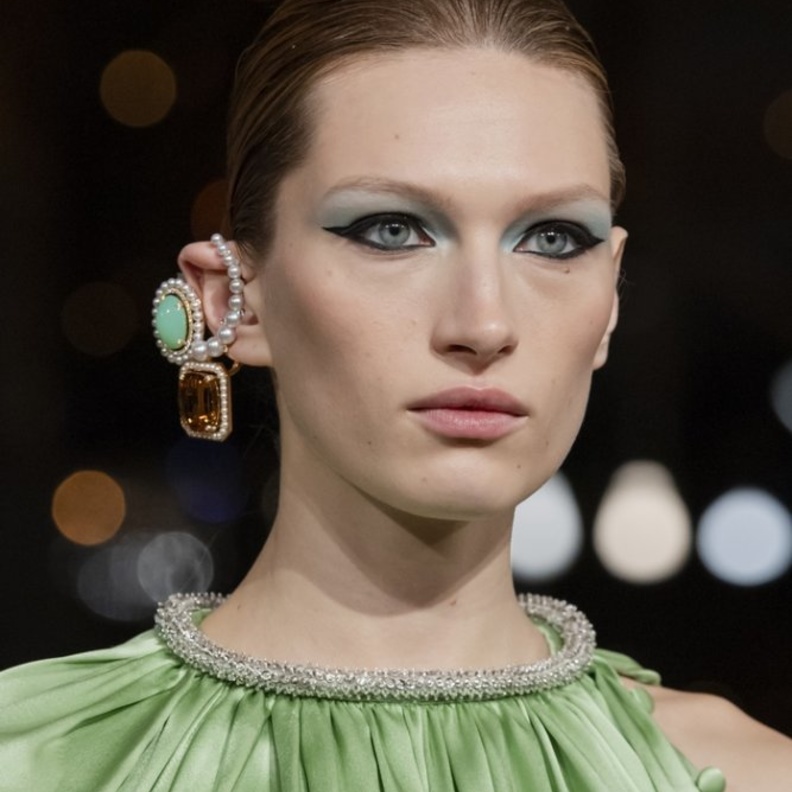  رسمات آيلاينر سوداء مجنحة من وحي Prabal Gurung