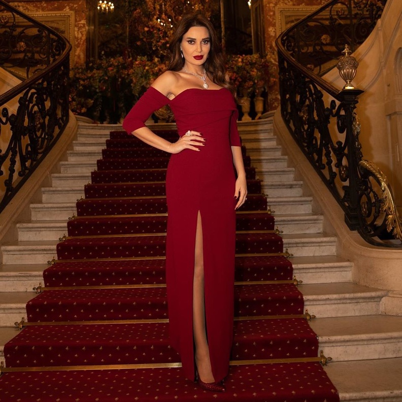 اليزابيت بانكس في فستان أحمر من بادلي ميشكا