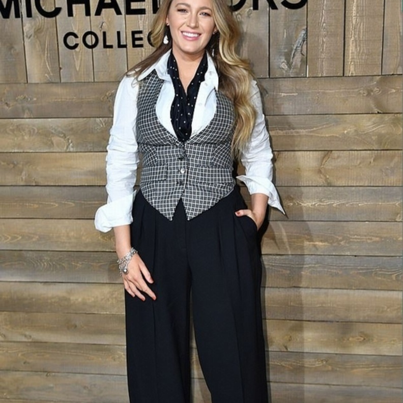 إطلالة عصرية لبيلا حديد بعد عرض مايكل كورس