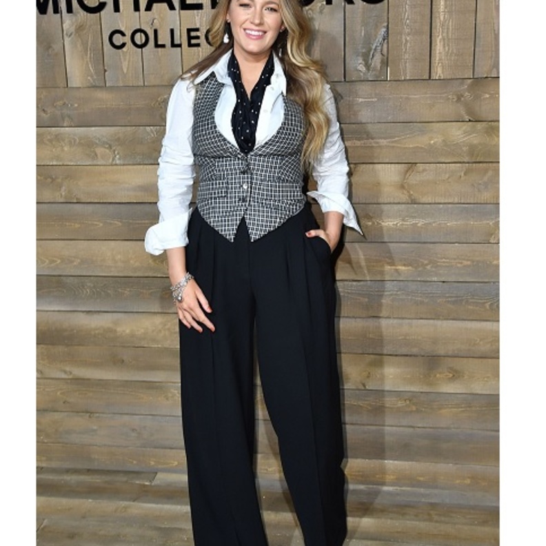 بهذه الإطلالة الأنيقة حضرت بليك ليفلي عرض Michael Kors في نيويورك