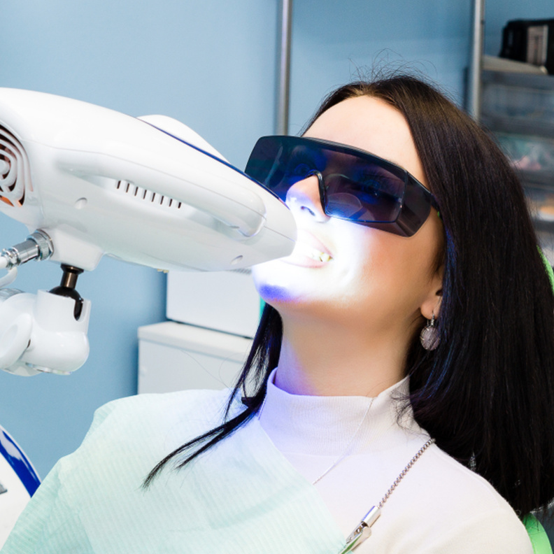 تبييض الاسنان بالليزر تعد عملية غير جراحية تستهدف إزالة التصبغات من على سطح الأسنان