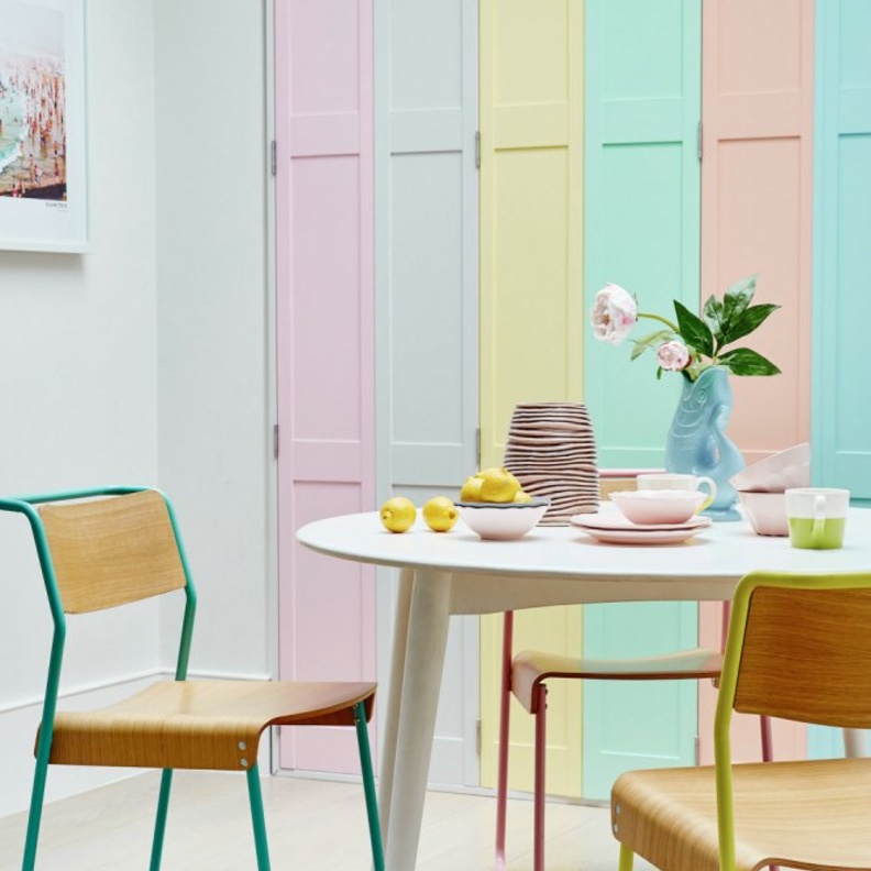 ألوان الزهري الباستيل مع الذهبي في ديكور غرفة طعام