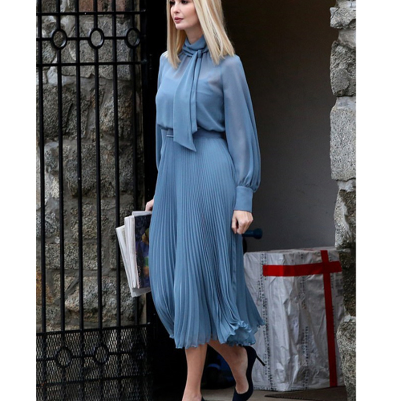 لفتت إيفانكا ترامب Ivanka Trump الانظار باختيارها صيحة المعطف الواسع والطويل من توقيع Suzannah