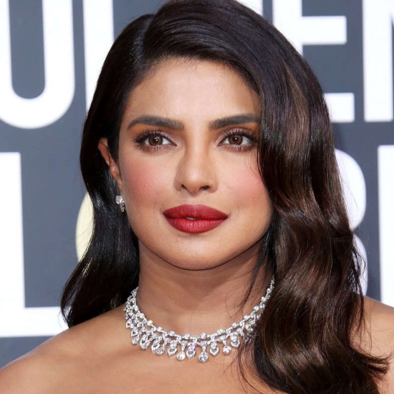  اجمل الوان روج بتدرجات اللون الاحمر مستوحاه من اطلالات بريانكا شوبرا