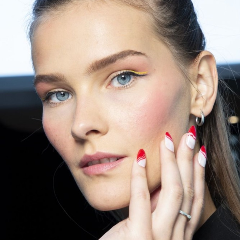 افكار رسومات اظافر باللون الاحمر لربيع 2020 من Ulla Johnson