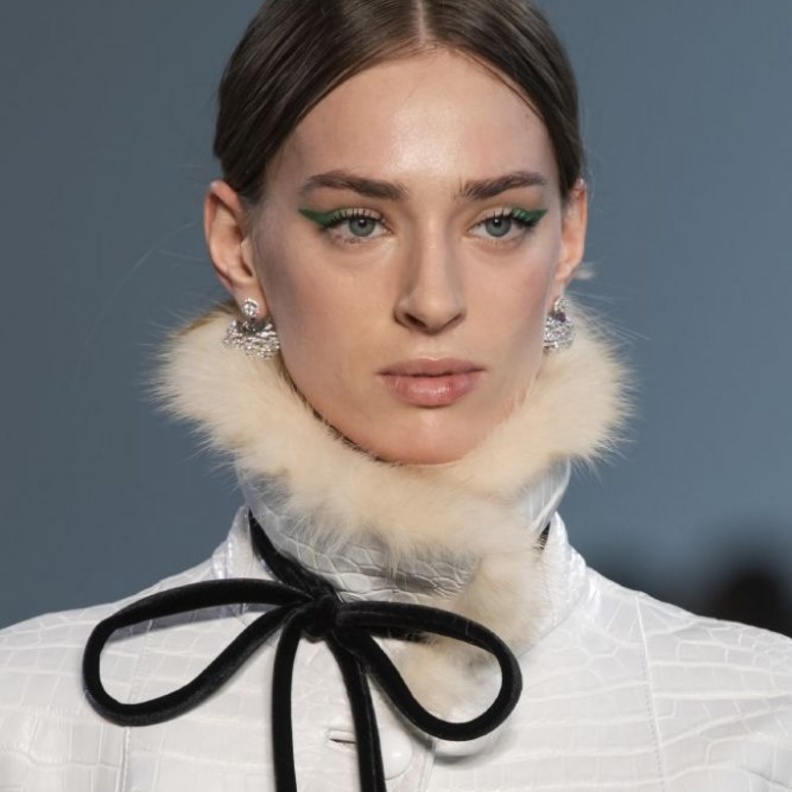 احمر شفاه أسود جريء من وحي Laquan Smith