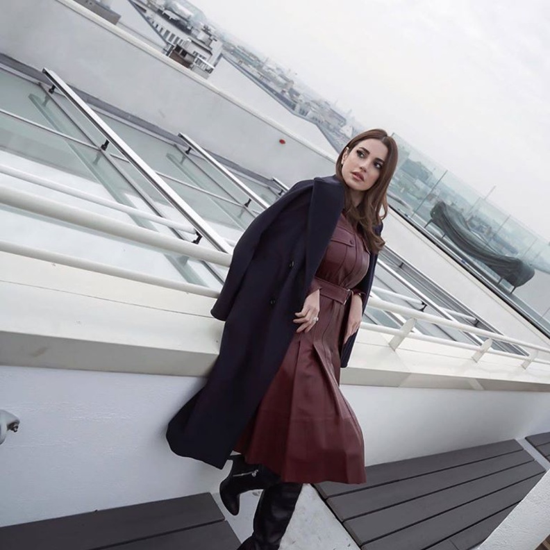 درة زروق أنيقة في اطلالة باللون الأسود من ديور