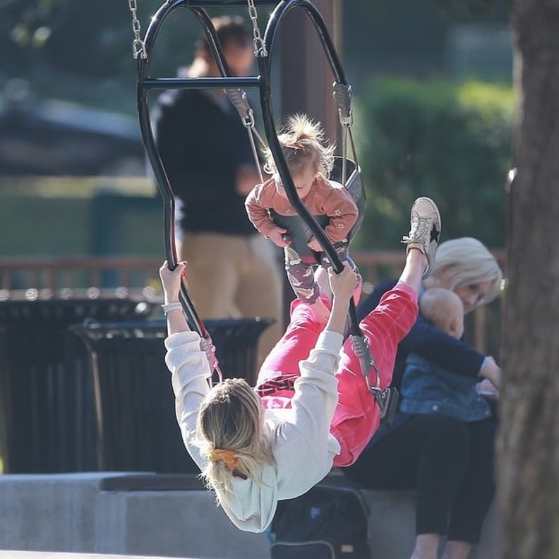 هيلاري داف وطفلتها