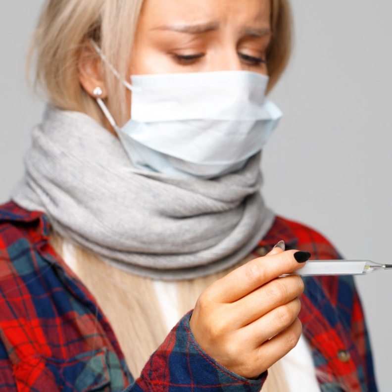 تتشابه اعراض فيروس كورونا مع نزلة البرد