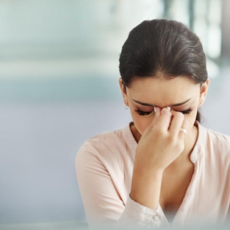 اضطرابات النوم تسبب صداع العين و الغثيان