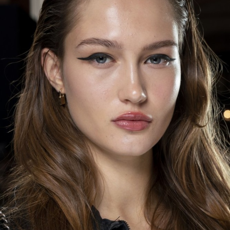 رسم الايلاينر الاسود على الجفون العليا للعين من Blumarine