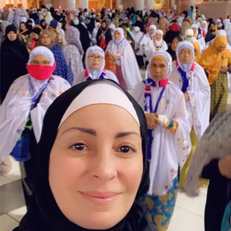 نرمين الفقي تؤدي مناسك العمرة