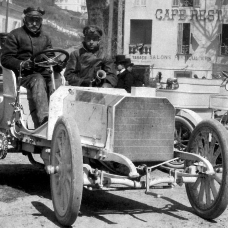 أول سيارة مرسيدس عام 1900