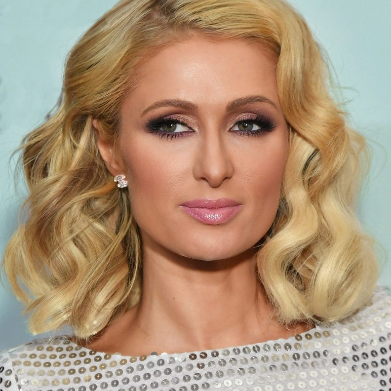 تسريحة الشعر المموجة تُظهر جمال لون شعرها