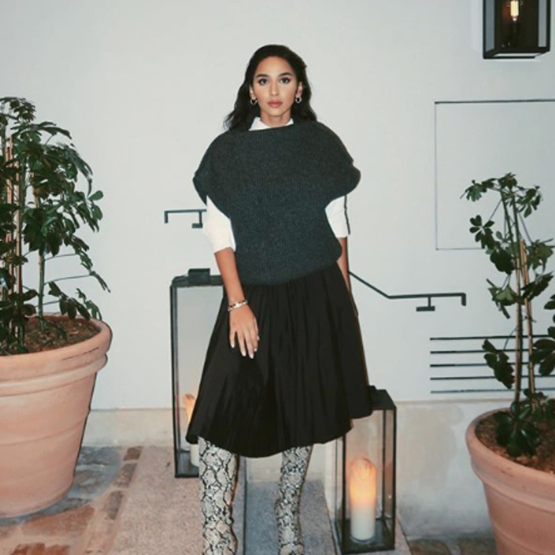  العنود بدر نسقت جزمة من الجلد مع تنورة ماكسي