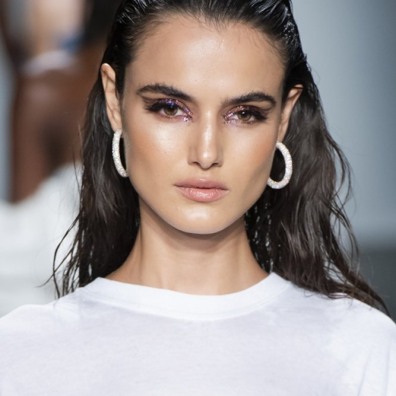 كحل عيون أسود عريض