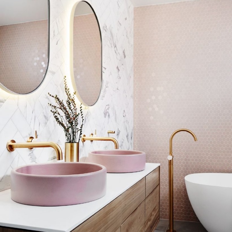 اللون الذهبي البراق يضيف الفخامة على تصميم المغسلة